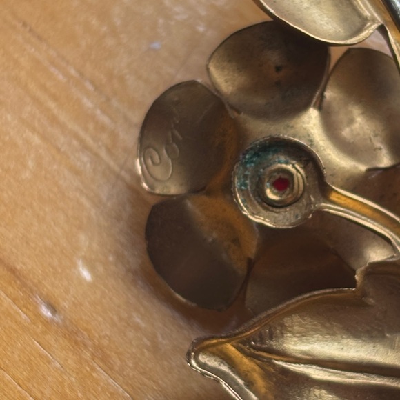 Vintage Coro Floral Brooch with Red Rhinestones - Picture 3 of 6